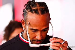 还记得他吗？39岁阿德巴约作为颁奖嘉宾出席非洲杯决赛，一头脏辫